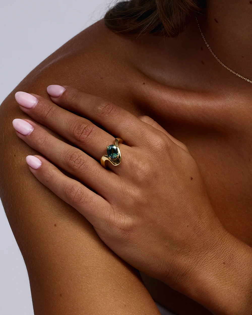 Naia Oval Parti Sapphire Ring - Image 8